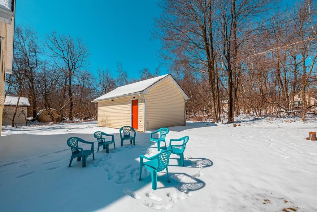 Poconochalet-hot Tub-grill-firepit-games *