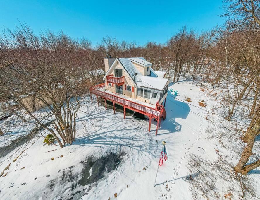 Poconochalet-hot Tub-grill-firepit-games *